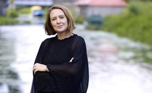 Paula Hawkins tiene nueva novela: hay vida después de «La Chica del Tren» y trata sobre la violencia de lo cotidiano