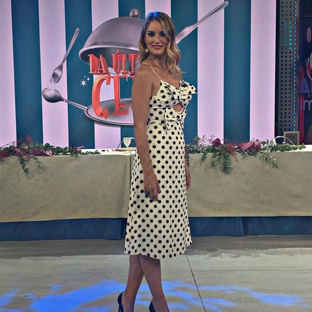 Lo que necesitas para triunfar esta temporada es un vestido de lunares y Alba Carrillo lo demuestra: bonito, cómodo y súper rejuvenecedor