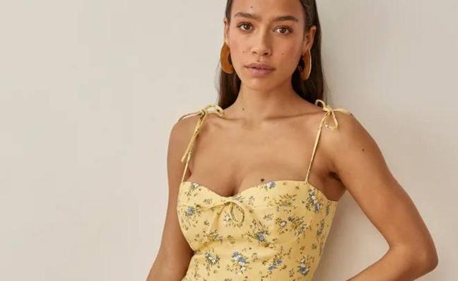 Este es el vestido de estampado floral super femenino y favorecedor para tus looks de entretiempo que vuelve locas a influencers y famosas ¡Rebajado y a punto de agotarse!