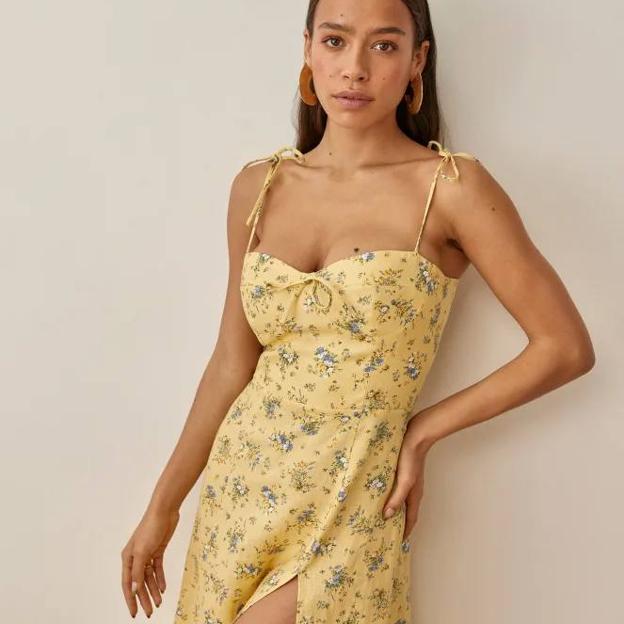 Este es el vestido de estampado floral super femenino y favorecedor para tus looks de entretiempo que vuelve locas a influencers y famosas ¡Rebajado y a punto de agotarse!