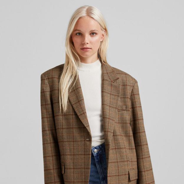 La americana más bonita de este otoño cuesta menos de 40 euros y está en Bershka