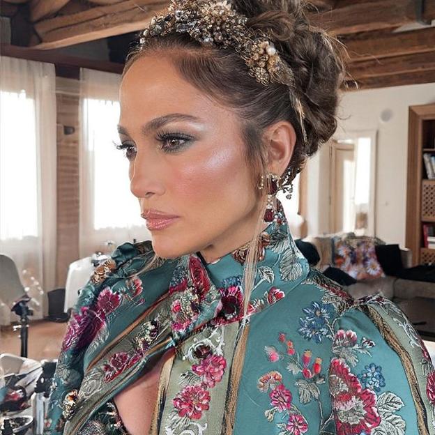 Cómo llevar las uñas azules, según dos manicuristas de referencia (y los mejores esmaltes)