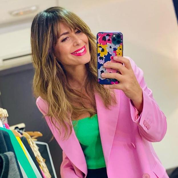 Rosa y verde con blazer y top, la combinación ganadora (y fácil de copiar) de Nuria Roca para conseguir un look de diez
