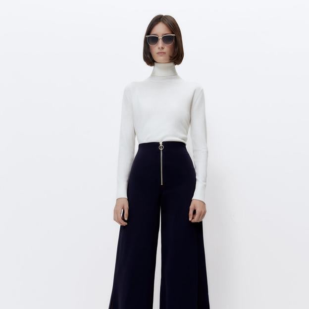 Tenemos que hablar sobre estos pantalones negros de Uterqüe porque disimulan las cartucheras y alargan las piernas