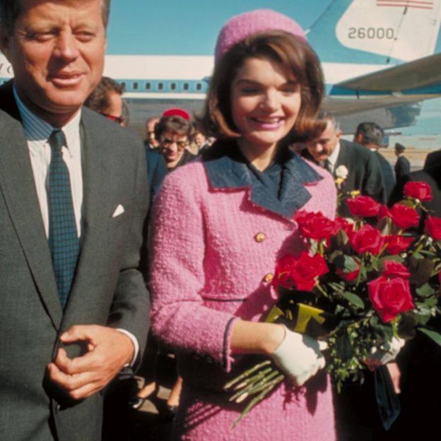El icónico traje rosa de Jackie Kennedy ya está en Zara en versión low cost y ha conquistado a las influencers en su regreso triunfal
