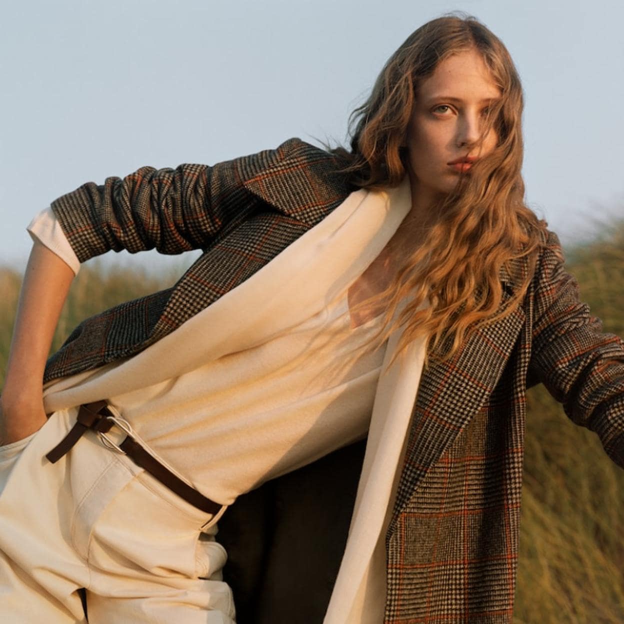 El abrigo de cuadros de Massimo Dutti que es estilo y que nos hace tener (muchas) ganas de que se acabe el verano | Mujer Hoy