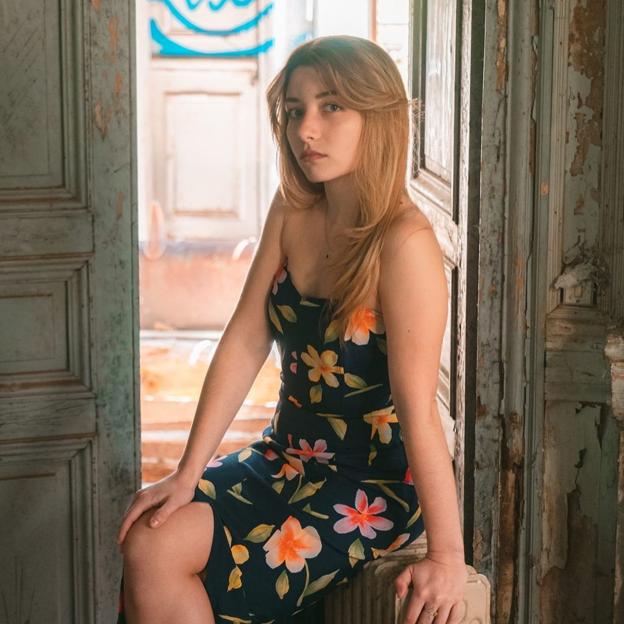 El vestido estampado perfecto para poner el broche de oro a tu armario veraniego está en Pull&Bear