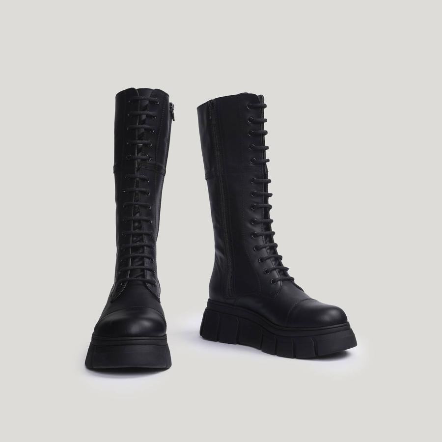 Las botas de inspiración militar son el calzado cómodo que vas a querer llevar en los días lluviosos de entretiempo