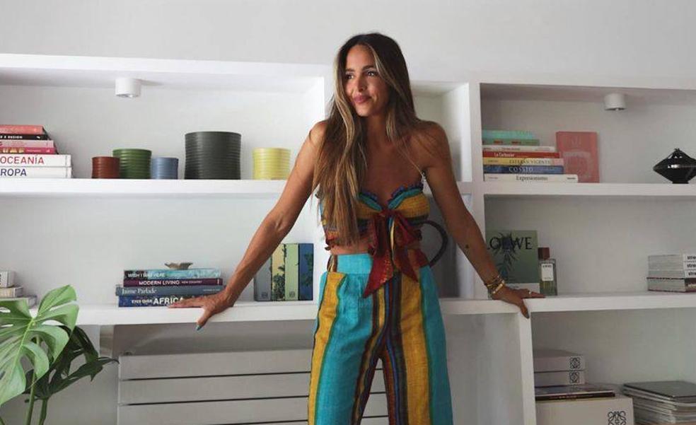 El look más favorecedor para despedir el verano es el conjunto multicolor que tiene esta influencer