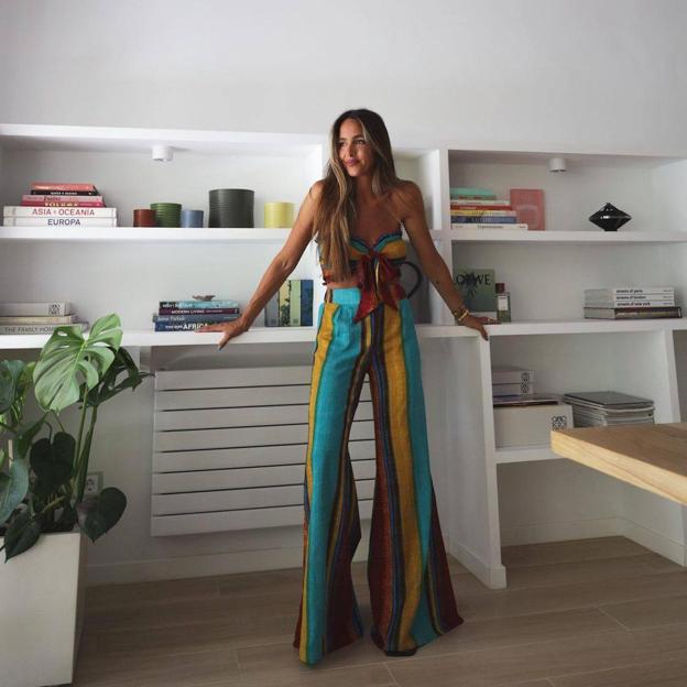 El look más favorecedor para despedir el verano es el conjunto multicolor que tiene esta influencer