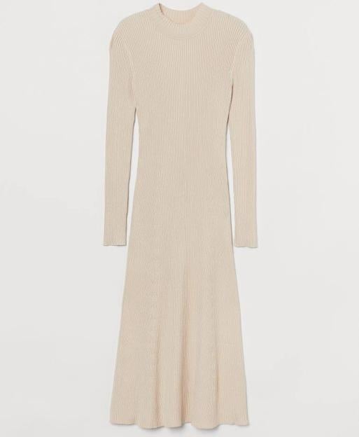 Vestido canalé en beige claro con falda de vuelo de H&M. 39,99 euros