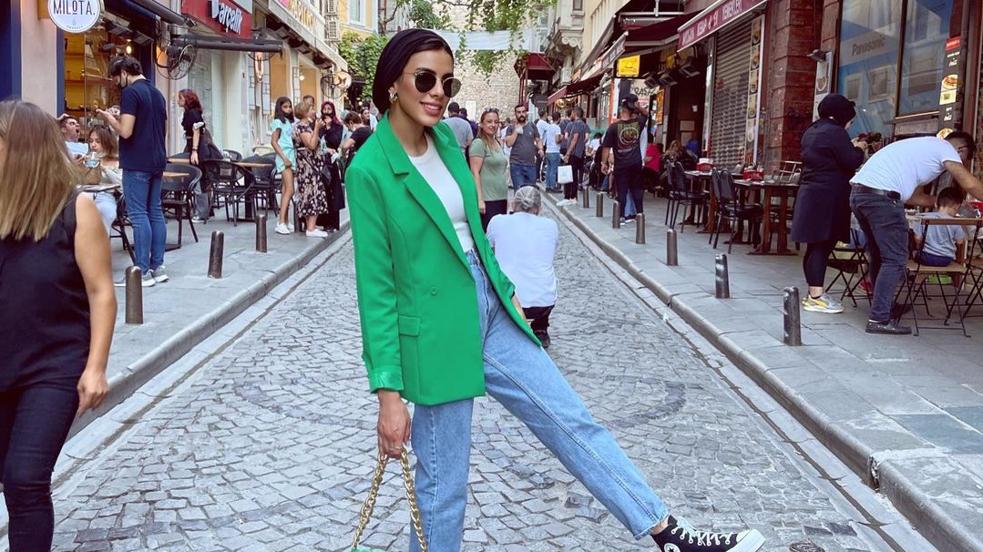 La blazer infalible para tus looks con vaqueros es de color verde y hemos encontrado seis que te van a conquistar