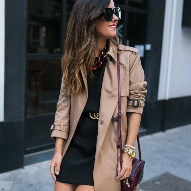 La gabardina que vas a querer combinar tanto con vestidos como con pantalones está en Uterqüe (y favorece a todas las edades)