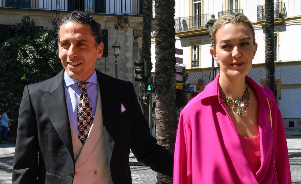 El espectacular vestido de color fucsia que Marta Ortega ha lucido con unas sandalias de tacón es el look de invitada perfecto