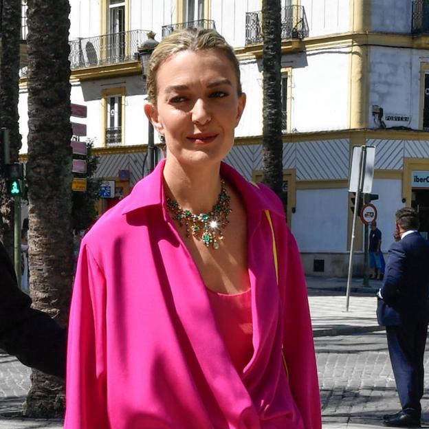 El espectacular vestido de color fucsia que Marta Ortega ha lucido con unas sandalias de tacón es el look de invitada perfecto