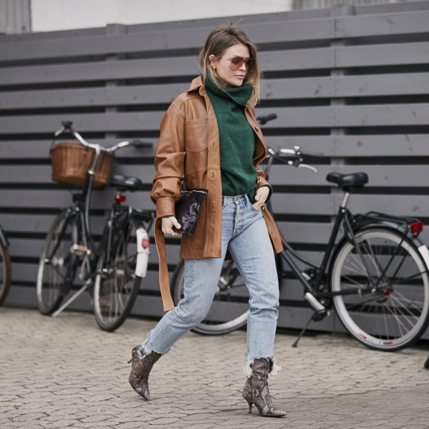 Efecto piel y marrón: la apuesta de Bershka para una biker, una blazer y una sobrecamisa que está arrasando