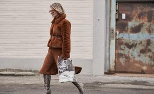 La falda midi más bonita del momento está en Stradivarius, viene en tres colores y vas a ponértela con botas cowboy y con cordones