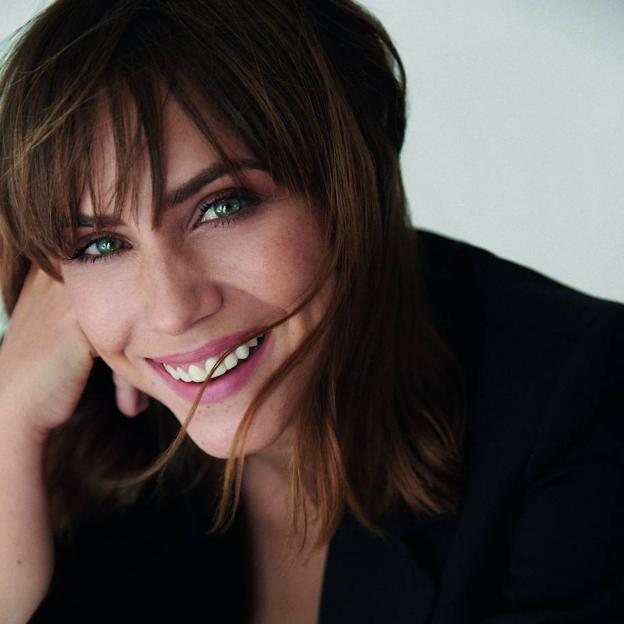 Aura Garrido nos descubre su faceta más beauty: «Soy una millennial, pero intento no dejarme absorber demasiado por mi imagen»