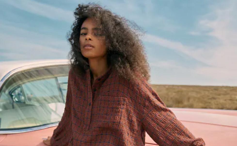 Con vestido o con minifalda: los dos conjuntos de Pull&Bear que son tan bonitos que vas a crear estilismos infinitos