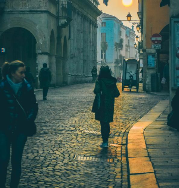 Despeja la cabeza y manetiene a raya el peso: cinco beneficios de salir a caminar a primera hora de la mañana