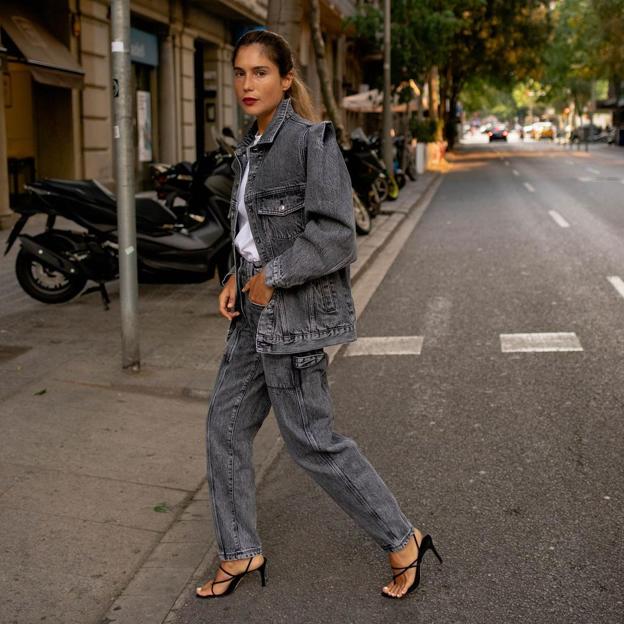 El total look vaquero que rompe el otoño es gris y lo tienes a precio chollo en el low cost