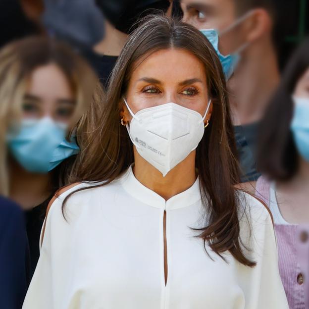 Corte de pelo a capas, brillo intenso y un mechón de canas protagonista: sabemos por qué la Reina Letizia lleva la melena tan bonita