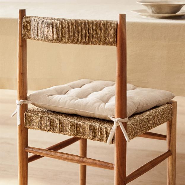 Silla de madera y mimbre de Zara Home.