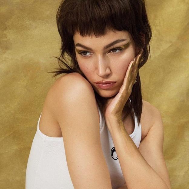 El makeup dorado de Úrsula Corberó es una fantasía para todas aquellas que quieran resaltar su mirada
