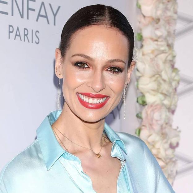 Necesitamos los originales pantalones metalizados de Eva González para conseguir un look de diez ponible y tan favorecedor