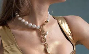 El clásico collar de perlas hace su regreso triunfal con mucho glamour en este diseño super elegante que enamora a las famosas (y tienes dos versiones low cost en Uterqüe)