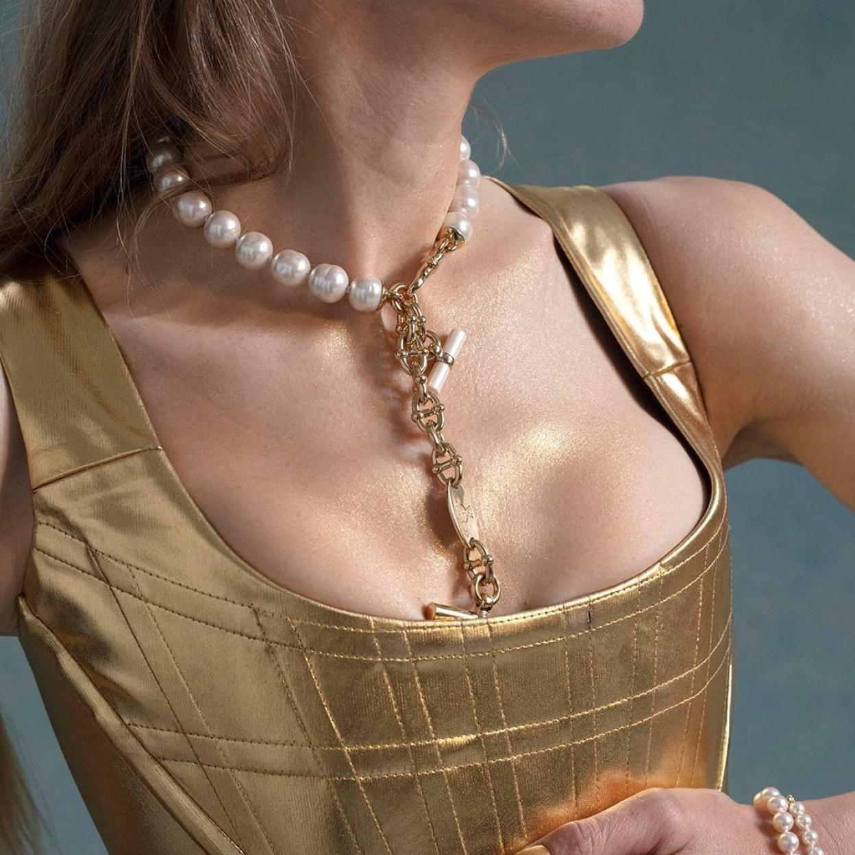 Mujer collares de perlas de colores, joyas clasicas que no pasan