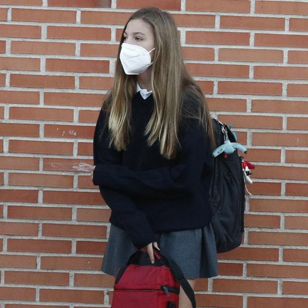 Con mochila reciclada, arropada por el rey Felipe VI (y con la ausencia de Letizia): así ha sido el primer día de colegio de la infanta Sofía separada de su hermana la princesa Leonor