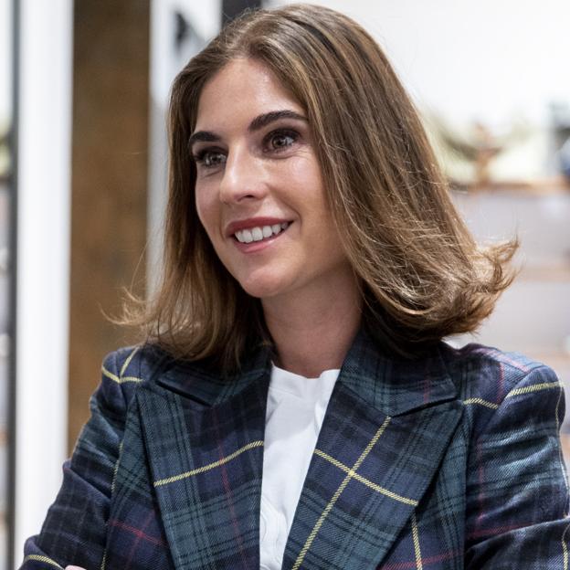 El traje de falda y chaqueta de Lourdes Montes que rejuvenece, queda de maravilla y confirma la tendencia college