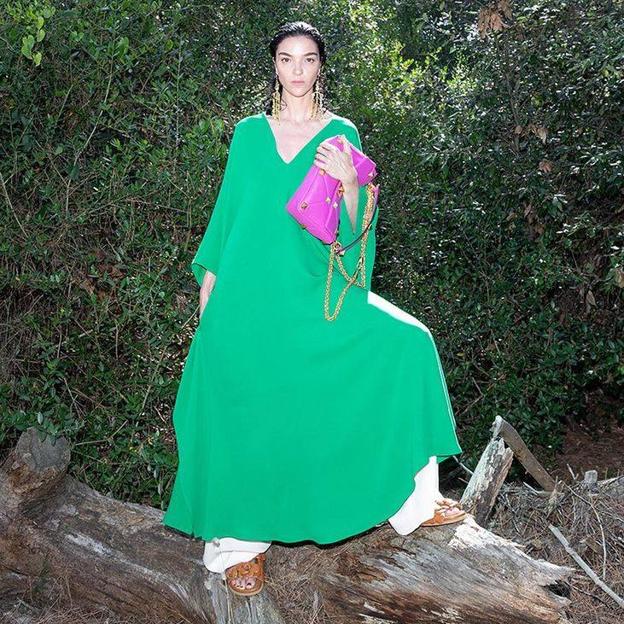 Zara tiene la copia low cost de este elegantísimo y cómodo vestido verde de Valentino y está casi agotado