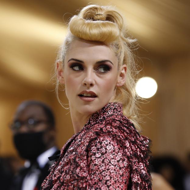 Tenemos que hablar de la espectacular coleta alta de estilo retro (con efecto lifting) que ha triunfado en la alfombra roja de la Gala MET