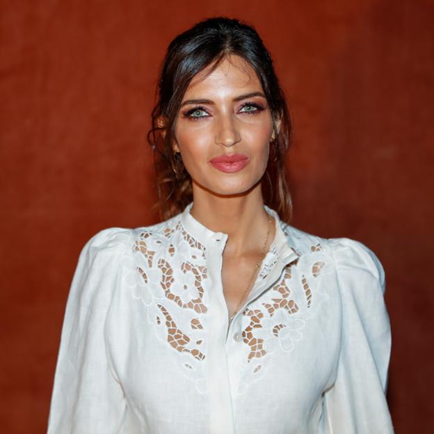 Blusa blanca, falda mini y botas: El look rejuvenecedor y perfecto para el entretiempo que le vas a copiar a Sara Carbonero