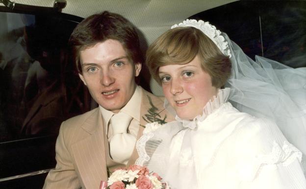 Ian Curtis, líder de Joy Division, junto a su esposa (y biógrafa) Debbie Woodruff, en 1973.