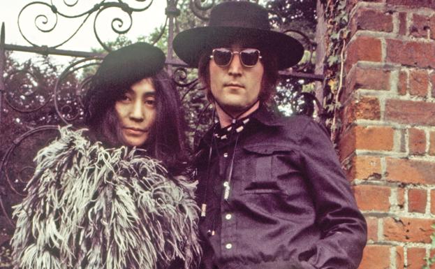 Fotografiada con John Lennon en 1973, la artista Yoko Ono ha sobrevivido a la pérdida y el estigma de villana.