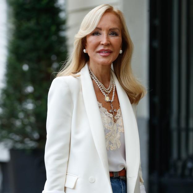 Vaqueros de Zara y blusa blanca de Uterqüe, dos básicos low cost del armario de Carmen Lomana muy ponibles y rejuvenecedores