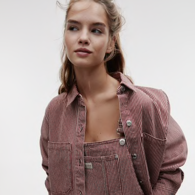 Flechazo total con este conjunto de peto vaquero y camisa de rayas: si tienes más de 50 te lo tienes que comprar