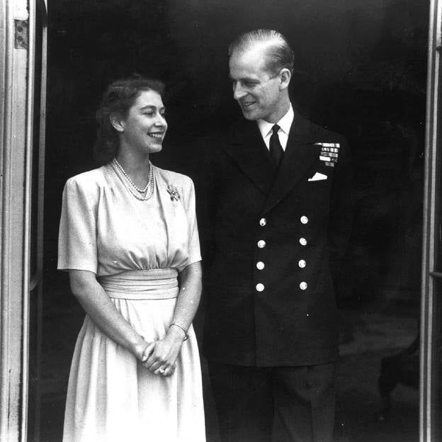 Espías, amantes y suicidios: el mayor escándalo de la vida de Felipe de Edimburgo (que le podría haber costado el trono a la reina Isabel II)