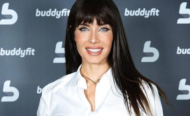 Camisa blanca y falda negra, el look más fácil de copiar de Pilar Rubio sienta de maravilla a cualquier edad