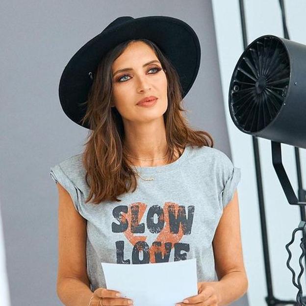 Sara Carbonero vuelve a pasar la tijera y se une al flequillo desfilado (de lado) en un cambio de look con corte a capas muy favorecedor