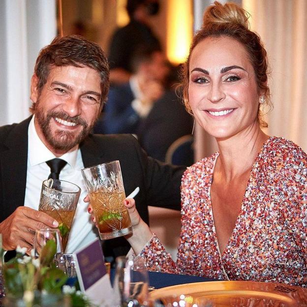 El moño alto de Ana Milán es el peinado perfecto para conseguir un look elegante y sofisticado con el que quitarte años de encima después de los 40