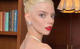 El labial rojo más vendido y que mejor sienta lo llevó Anya Taylor-Joy en los premios Emmy 2021 junto a un look no makeup súper natural