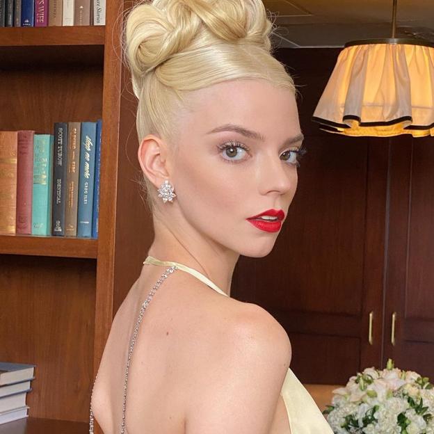 El labial rojo más vendido y que mejor sienta lo llevó Anya Taylor-Joy en los premios Emmy 2021 junto a un look no makeup súper natural