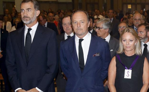 El rey Felipe acompañando a Pablo y Flavia de Hohenlohe en el funeral del duque de Medinaceli. 