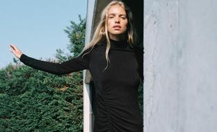 Este es el vestido negro más sencillo, favorecedor y elegante del low cost que te querrás poner con zapatillas, botas o tacones (y que ya arrasa en Instagram entre las influencers)