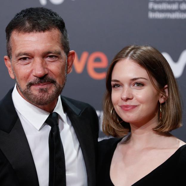 El cambio de look de Stella del Carmen, hija de Antonio Banderas, que sienta bien a los 20 y a los 40: un corte de pelo midi para estrenar en otoño