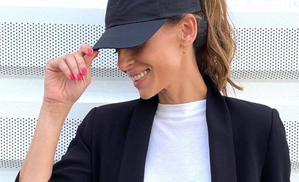 El look clásico de Eva González al que ha añadido un complemento inesperado: traje, camiseta y... ¡gorra!